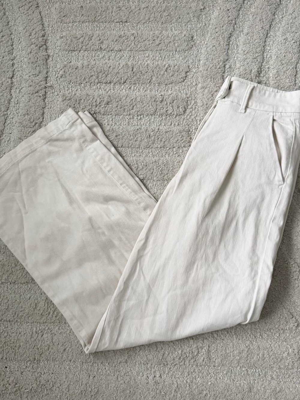 American Eagle Outfitters Light Cream Pleated Chinos